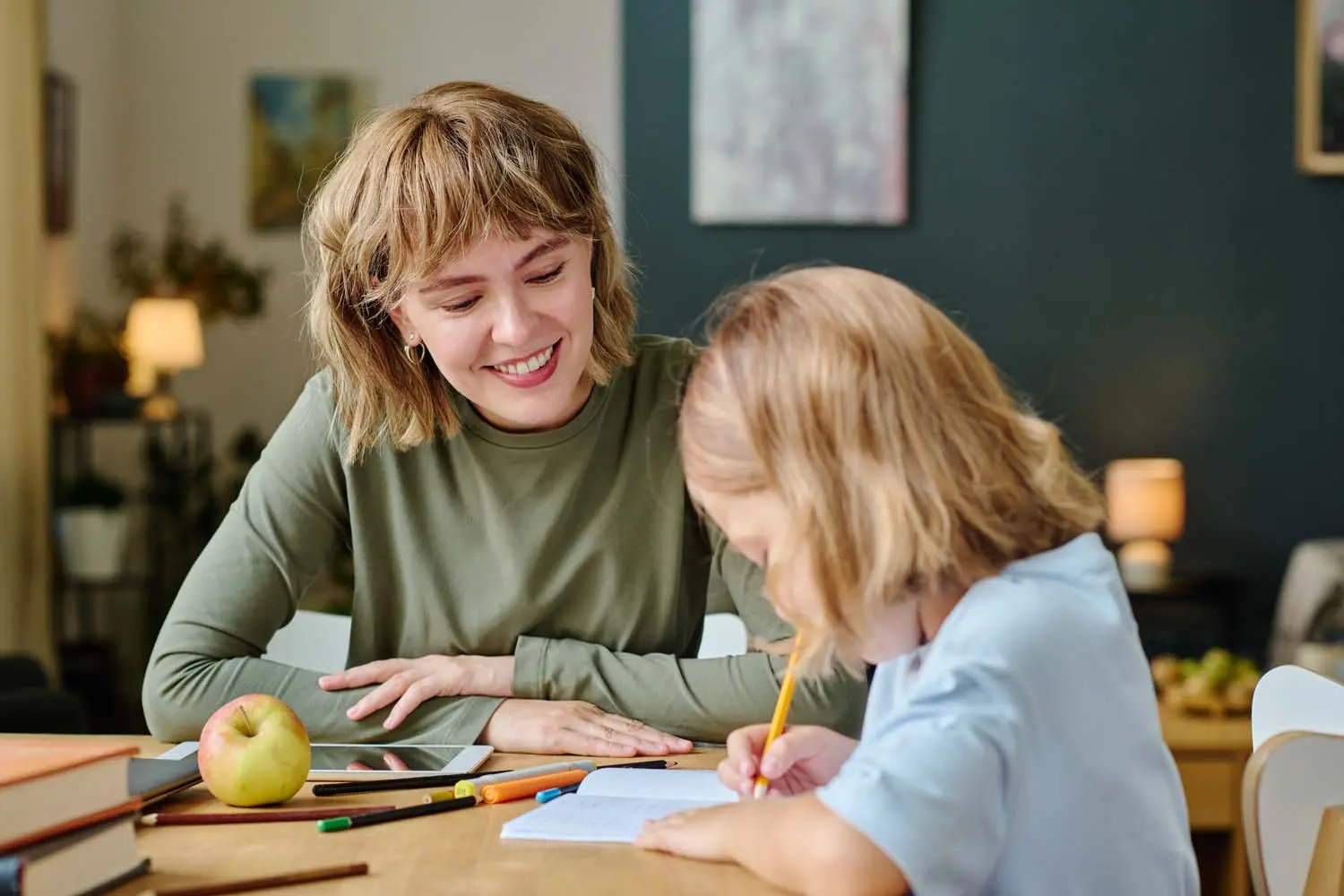 Individuele begeleiding: leraar ondersteunt kind in de klas